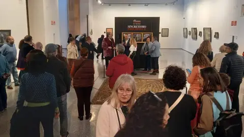 El presidente de la Diputación de León, Gerardo Álvarez Courel, inaugura la exposición ‘Sincretismo emocional II’ e informa sobre nuevas acciones del Museo de los Pueblos Leoneses. Foto: Jesús Ferrero.