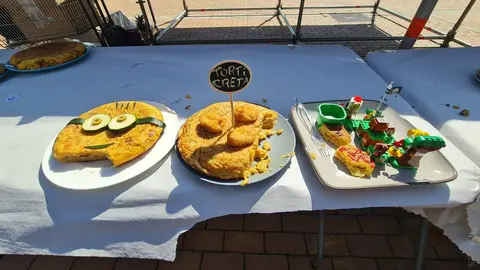 La Lastra celebra su sábado tortillero con sabor, premios y convivencia. Quince participantes llenan de ambiente la Plaza Cámara de Comercio en una jornada festiva y con buen nivel 'tortillero'.