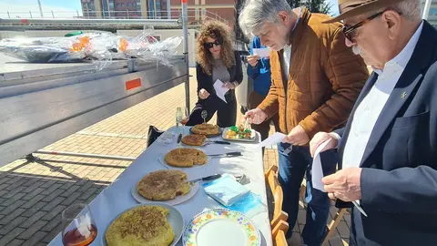 La Lastra celebra su sábado tortillero con sabor, premios y convivencia. Quince participantes llenan de ambiente la Plaza Cámara de Comercio en una jornada festiva y con buen nivel 'tortillero'.