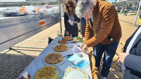 La Lastra celebra su sábado tortillero con sabor, premios y convivencia. Quince participantes llenan de ambiente la Plaza Cámara de Comercio en una jornada festiva y con buen nivel 'tortillero'.