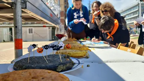 La Lastra celebra su sábado tortillero con sabor, premios y convivencia. Quince participantes llenan de ambiente la Plaza Cámara de Comercio en una jornada festiva y con buen nivel 'tortillero'.