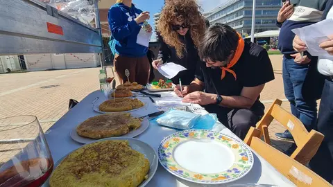 La Lastra celebra su sábado tortillero con sabor, premios y convivencia. Quince participantes llenan de ambiente la Plaza Cámara de Comercio en una jornada festiva y con buen nivel 'tortillero'.