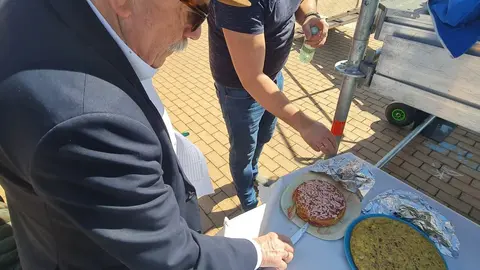 La Lastra celebra su sábado tortillero con sabor, premios y convivencia. Quince participantes llenan de ambiente la Plaza Cámara de Comercio en una jornada festiva y con buen nivel 'tortillero'.