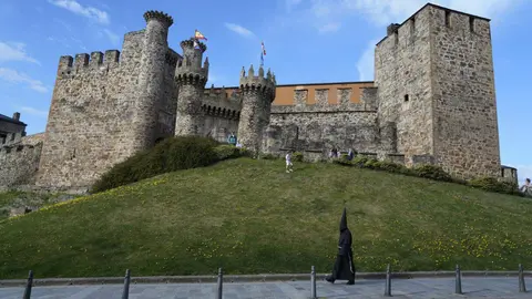 A las 16.30 horas de la tarde, fiel a su cita, el Nazareno Lambrión Chupacandiles volvió a salir por la puerta de la Basílica de la Encina de Ponferrada para hacer su habitual recorrido anunciando la llegada de la Semana Santa a la capital berciana. Fotos: César Sánchez