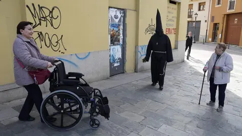 A las 16.30 horas de la tarde, fiel a su cita, el Nazareno Lambrión Chupacandiles volvió a salir por la puerta de la Basílica de la Encina de Ponferrada para hacer su habitual recorrido anunciando la llegada de la Semana Santa a la capital berciana. Fotos: César Sánchez