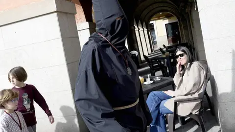 A las 16.30 horas de la tarde, fiel a su cita, el Nazareno Lambrión Chupacandiles volvió a salir por la puerta de la Basílica de la Encina de Ponferrada para hacer su habitual recorrido anunciando la llegada de la Semana Santa a la capital berciana. Fotos: César Sánchez