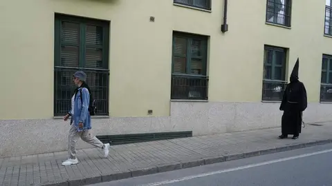 A las 16.30 horas de la tarde, fiel a su cita, el Nazareno Lambrión Chupacandiles volvió a salir por la puerta de la Basílica de la Encina de Ponferrada para hacer su habitual recorrido anunciando la llegada de la Semana Santa a la capital berciana. Fotos: César Sánchez