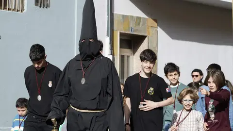 A las 16.30 horas de la tarde, fiel a su cita, el Nazareno Lambrión Chupacandiles volvió a salir por la puerta de la Basílica de la Encina de Ponferrada para hacer su habitual recorrido anunciando la llegada de la Semana Santa a la capital berciana. Fotos: César Sánchez