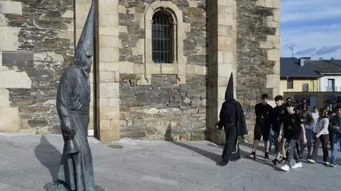 CA las 16.30 horas de la tarde, fiel a su cita, el Nazareno Lambrión Chupacandiles volvió a salir por la puerta de la Basílica de la Encina de Ponferrada para hacer su habitual recorrido anunciando la llegada de la Semana Santa a la capital berciana. Fotos: César Sánchez