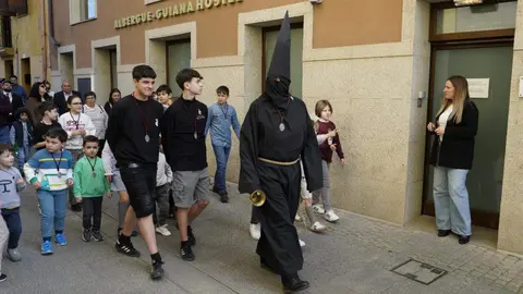 A las 16.30 horas de la tarde, fiel a su cita, el Nazareno Lambrión Chupacandiles volvió a salir por la puerta de la Basílica de la Encina de Ponferrada para hacer su habitual recorrido anunciando la llegada de la Semana Santa a la capital berciana. Fotos: César Sánchez