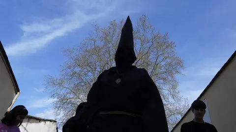 A las 16.30 horas de la tarde, fiel a su cita, el Nazareno Lambrión Chupacandiles volvió a salir por la puerta de la Basílica de la Encina de Ponferrada para hacer su habitual recorrido anunciando la llegada de la Semana Santa a la capital berciana. Fotos: César Sánchez