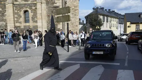 A las 16.30 horas de la tarde, fiel a su cita, el Nazareno Lambrión Chupacandiles volvió a salir por la puerta de la Basílica de la Encina de Ponferrada para hacer su habitual recorrido anunciando la llegada de la Semana Santa a la capital berciana. Fotos: César Sánchez