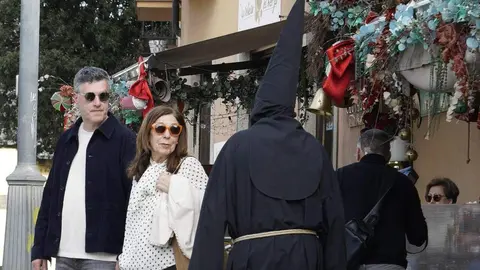 A las 16.30 horas de la tarde, fiel a su cita, el Nazareno Lambrión Chupacandiles volvió a salir por la puerta de la Basílica de la Encina de Ponferrada para hacer su habitual recorrido anunciando la llegada de la Semana Santa a la capital berciana. Fotos: César Sánchez