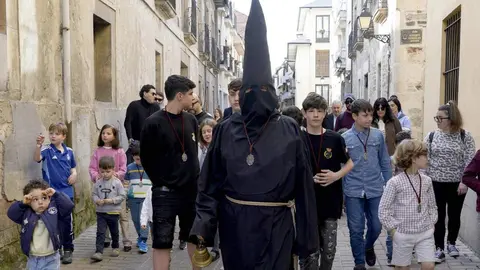 A las 16.30 horas de la tarde, fiel a su cita, el Nazareno Lambrión Chupacandiles volvió a salir por la puerta de la Basílica de la Encina de Ponferrada para hacer su habitual recorrido anunciando la llegada de la Semana Santa a la capital berciana. Fotos: César Sánchez