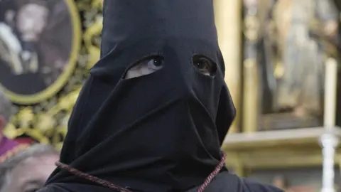 A las 16.30 horas de la tarde, fiel a su cita, el Nazareno Lambrión Chupacandiles volvió a salir por la puerta de la Basílica de la Encina de Ponferrada para hacer su habitual recorrido anunciando la llegada de la Semana Santa a la capital berciana. Fotos: César Sánchez