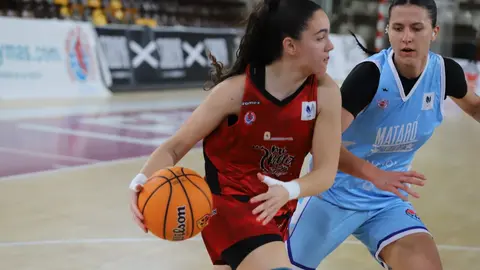 El BF León firmó una victoria clave este sábado ante el Talenom Boet Mataró (77-59) en el Palacio Municipal de los Deportes Urbano González, un resultado que le permite dar un paso firme hacia los puestos de play-off. Fotos: Isaac Llamazares