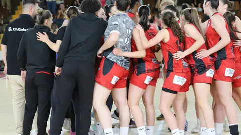 El BF León firmó una victoria clave este sábado ante el Talenom Boet Mataró (77-59) en el Palacio Municipal de los Deportes Urbano González, un resultado que le permite dar un paso firme hacia los puestos de play-off. Fotos: Isaac Llamazares
