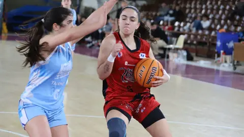 El BF León firmó una victoria clave este sábado ante el Talenom Boet Mataró (77-59) en el Palacio Municipal de los Deportes Urbano González, un resultado que le permite dar un paso firme hacia los puestos de play-off. Fotos: Isaac Llamazares