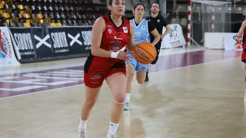 El BF León firmó una victoria clave este sábado ante el Talenom Boet Mataró (77-59) en el Palacio Municipal de los Deportes Urbano González, un resultado que le permite dar un paso firme hacia los puestos de play-off. Fotos: Isaac Llamazares