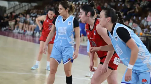 El BF León firmó una victoria clave este sábado ante el Talenom Boet Mataró (77-59) en el Palacio Municipal de los Deportes Urbano González, un resultado que le permite dar un paso firme hacia los puestos de play-off. Fotos: Isaac Llamazares