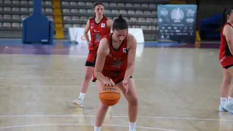 El BF León firmó una victoria clave este sábado ante el Talenom Boet Mataró (77-59) en el Palacio Municipal de los Deportes Urbano González, un resultado que le permite dar un paso firme hacia los puestos de play-off. Fotos: Isaac Llamazares