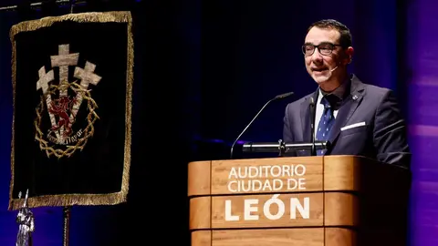 Acto de proclamación del pregón oficial de la Semana Santa de León a cargo de Carlos García Rioja. Foto: Campillo