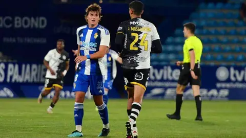 La SD Ponferradina vuelve a situarse en la pelea por los puestos de promoción tras imponerse con claridad al Unionistas de Salamanca en un encuentro vibrante disputado en El Toralín. El 3-1 final permite a los bercianos alcanzar los 43 puntos y reengancharse a la zona noble de la clasificación.
