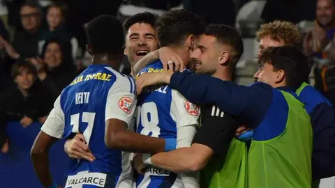La SD Ponferradina vuelve a situarse en la pelea por los puestos de promoción tras imponerse con claridad al Unionistas de Salamanca en un encuentro vibrante disputado en El Toralín. El 3-1 final permite a los bercianos alcanzar los 43 puntos y reengancharse a la zona noble de la clasificación.