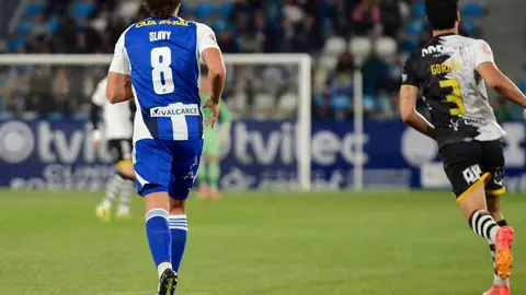 La SD Ponferradina vuelve a situarse en la pelea por los puestos de promoción tras imponerse con claridad al Unionistas de Salamanca en un encuentro vibrante disputado en El Toralín. El 3-1 final permite a los bercianos alcanzar los 43 puntos y reengancharse a la zona noble de la clasificación.