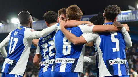 La SD Ponferradina vuelve a situarse en la pelea por los puestos de promoción tras imponerse con claridad al Unionistas de Salamanca en un encuentro vibrante disputado en El Toralín. El 3-1 final permite a los bercianos alcanzar los 43 puntos y reengancharse a la zona noble de la clasificación.