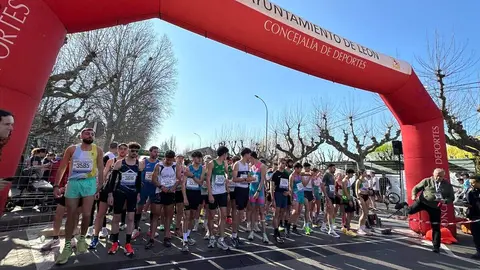 Más de 7.000 corredores recorren este domingo las calles de León en las distintas pruebas de la Media Maratón que ha convertido a la ciudad en una gran fiesta del deporte. Foto: Ayuntamiento de León.