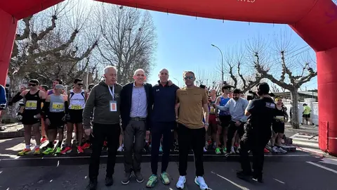 Más de 7.000 corredores recorren este domingo las calles de León en las distintas pruebas de la Media Maratón que ha convertido a la ciudad en una gran fiesta del deporte. Foto: Ayuntamiento de León.