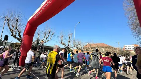 Más de 7.000 corredores recorren este domingo las calles de León en las distintas pruebas de la Media Maratón que ha convertido a la ciudad en una gran fiesta del deporte. Foto: Ayuntamiento de León.