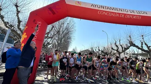 Más de 7.000 corredores recorren este domingo las calles de León en las distintas pruebas de la Media Maratón que ha convertido a la ciudad en una gran fiesta del deporte. Foto: Ayuntamiento de León.