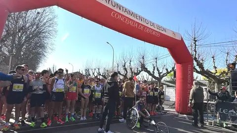 Más de 7.000 corredores recorren este domingo las calles de León en las distintas pruebas de la Media Maratón que ha convertido a la ciudad en una gran fiesta del deporte. Foto: Ayuntamiento de León.