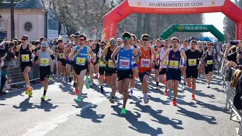 Salida de la XVI edición de la Media Maratón de León y la Carrera 5K , a las que acude el alcalde de la ciudad, José Antonio Diez. Foto: Campillo.