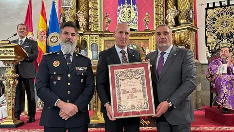 La Cofradía del Dulce Nombre de Jesús Nazareno nombra a la Policía Local de León Hermano Mayor Honorario en Santa Nonia. Foto: Ayuntamiento de León.