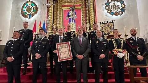 La Cofradía del Dulce Nombre de Jesús Nazareno nombra a la Policía Local de León Hermano Mayor Honorario en Santa Nonia. Foto: Ayuntamiento de León.