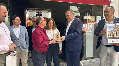 El hostelero José Javier Plaza recibe el premio 'Pulchra Leonina' como leonés distinguido en Sevilla. Foto: Diputación de León.