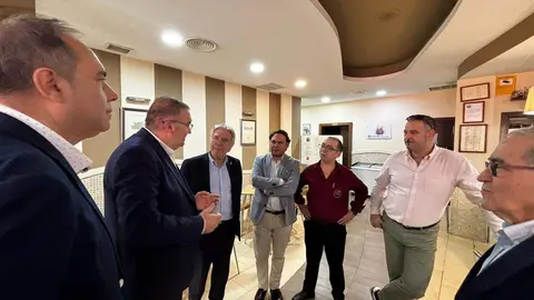 El hostelero José Javier Plaza recibe el premio 'Pulchra Leonina' como leonés distinguido en Sevilla. Foto: Diputación de León.