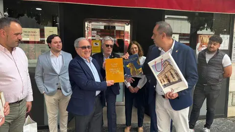 El hostelero José Javier Plaza recibe el premio 'Pulchra Leonina' como leonés distinguido en Sevilla. Foto: Diputación de León.