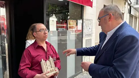 El hostelero José Javier Plaza recibe el premio 'Pulchra Leonina' como leonés distinguido en Sevilla. Foto: Diputación de León.