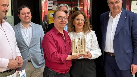 El hostelero José Javier Plaza recibe el premio 'Pulchra Leonina' como leonés distinguido en Sevilla. Foto: Diputación de León.