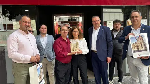 El hostelero José Javier Plaza recibe el premio 'Pulchra Leonina' como leonés distinguido en Sevilla. Foto: Diputación de León.
