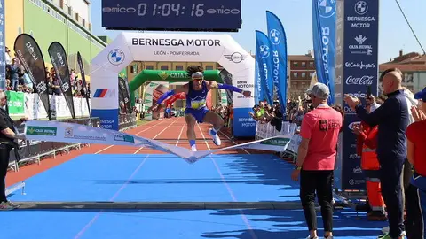 Jorge Blanco cruza la meta de la Media Maratón León. Foto: Media Maratón León.