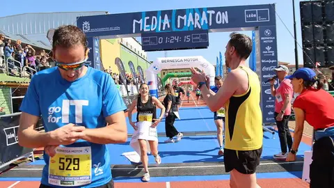 Lucía Centeno cruza la meta de la Media Maratón León. Foto: Media Maratón León.