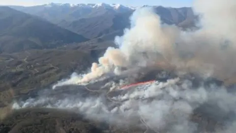 Imagen aérea del incendio forestal en el municipio de Igüeña. Foto: BRIF Tabuyo.