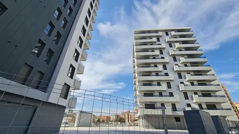 La entrega de las dos torres Páter marca un antes y un después en la evolución urbanística del barrio de La Lastra, en León. Esta misma semana, los 80 propietarios de estas viviendas comenzarán a recibir las llaves de unos pisos que simbolizan el despegue definitivo de una nueva etapa de crecimiento residencial en la zona.