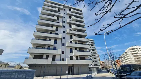 La entrega de las dos torres Páter marca un antes y un después en la evolución urbanística del barrio de La Lastra, en León. Esta misma semana, los 80 propietarios de estas viviendas comenzarán a recibir las llaves de unos pisos que simbolizan el despegue definitivo de una nueva etapa de crecimiento residencial en la zona.