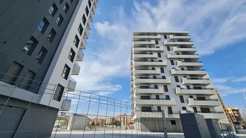 La entrega de las dos torres Páter marca un antes y un después en la evolución urbanística del barrio de La Lastra, en León. Esta misma semana, los 80 propietarios de estas viviendas comenzarán a recibir las llaves de unos pisos que simbolizan el despegue definitivo de una nueva etapa de crecimiento residencial en la zona.